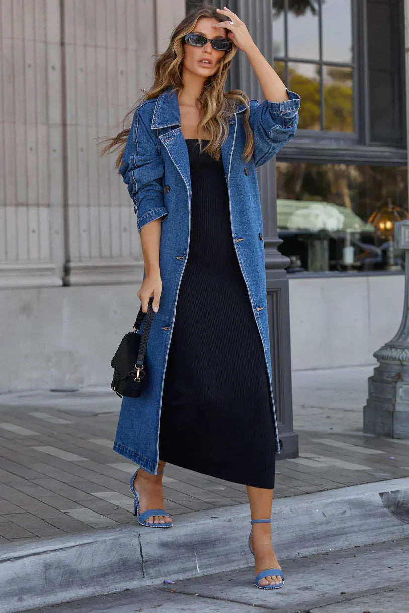 Langer, geknöpfter mantel mit gürtel – damen