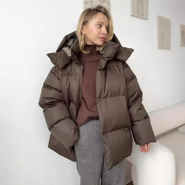 Wärmende damen-winterjacke mit kapuze