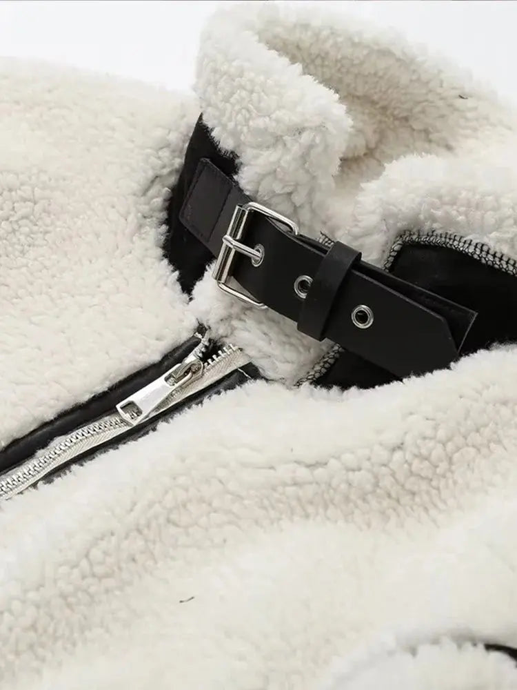 Lässige, farblich abgesetzte jacke mit fellbesatz und kragen – damen