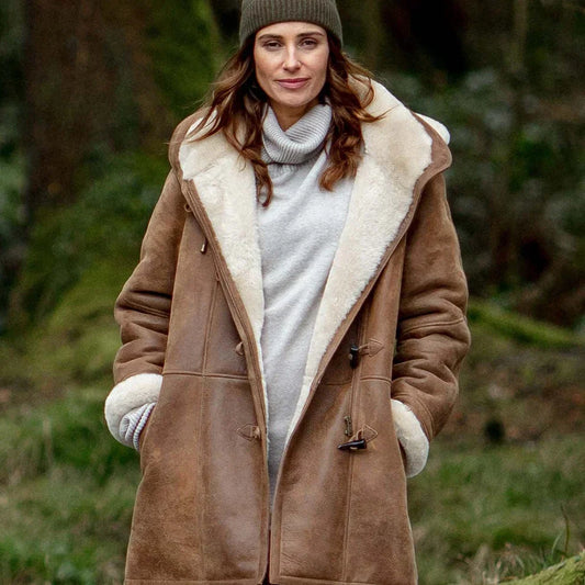 Lange, mit lammfell gefütterte winterjacke mit kapuze für damen