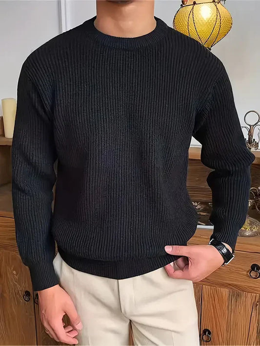 Klassischer, grob gestrickter herrenpullover mit rundhalsausschnitt – herren