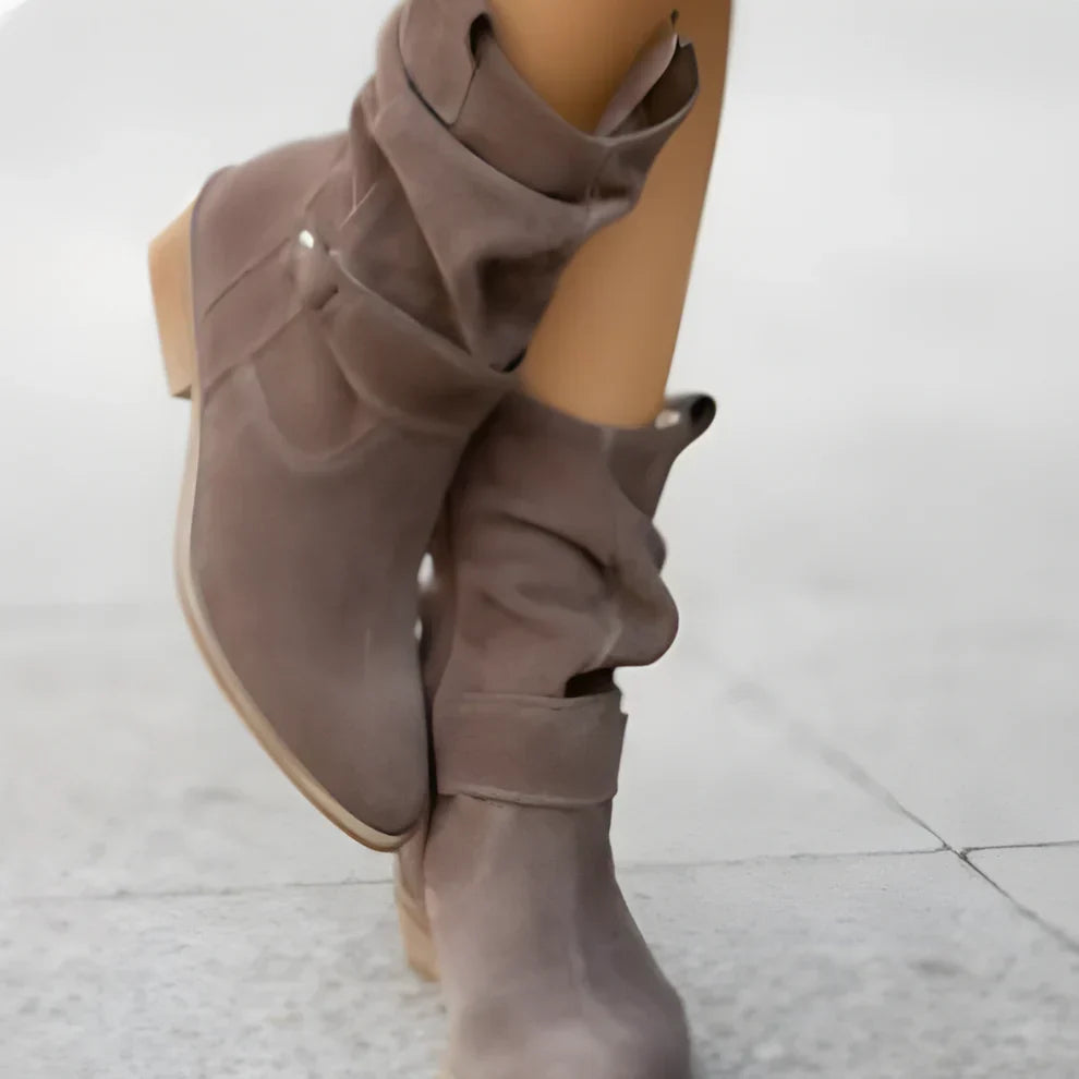Lässige wildleder-ankle-boots für damen mit riemen – damen